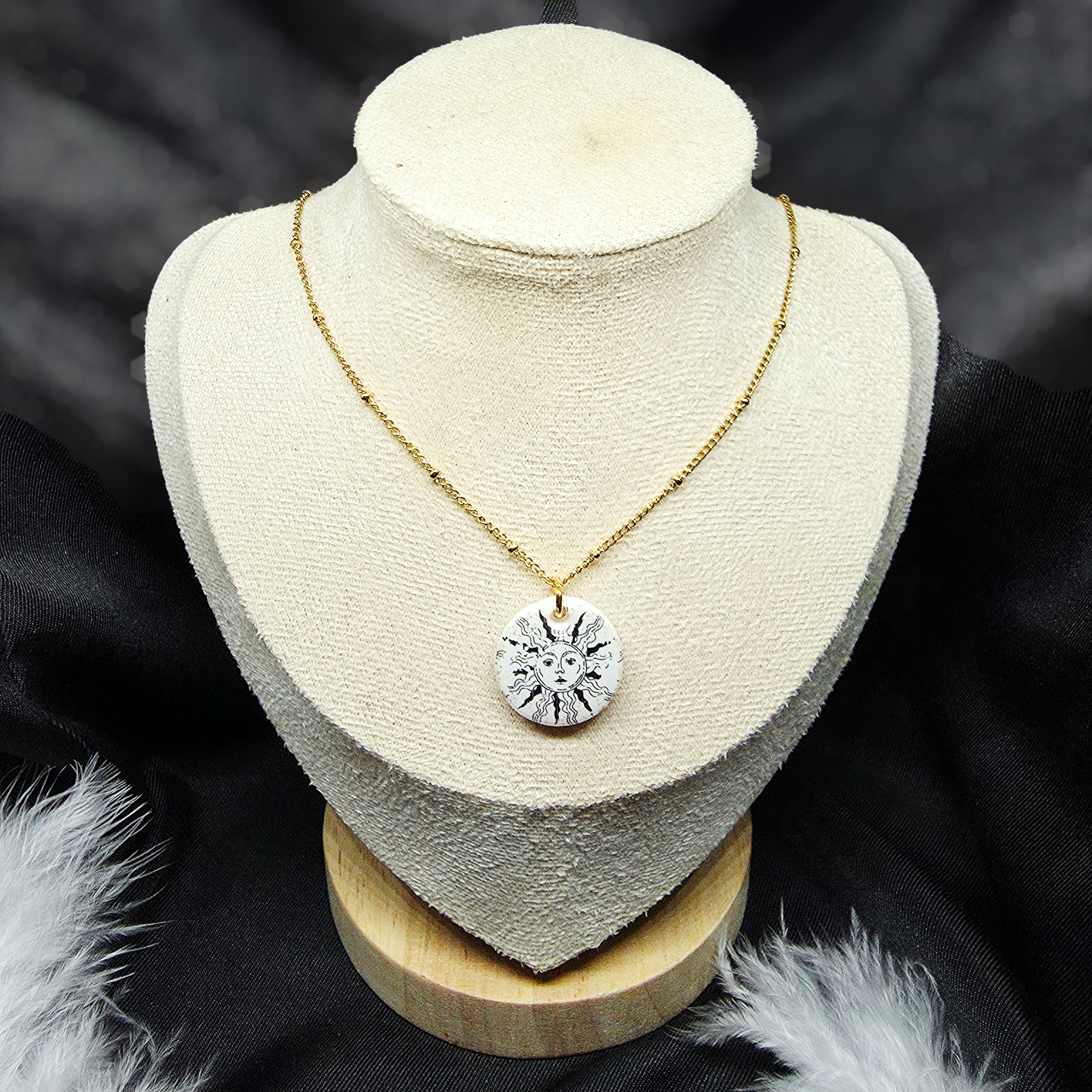 Collier Céleste – Médaillon Solaire & Chaîne Fine Dorée – Image 2