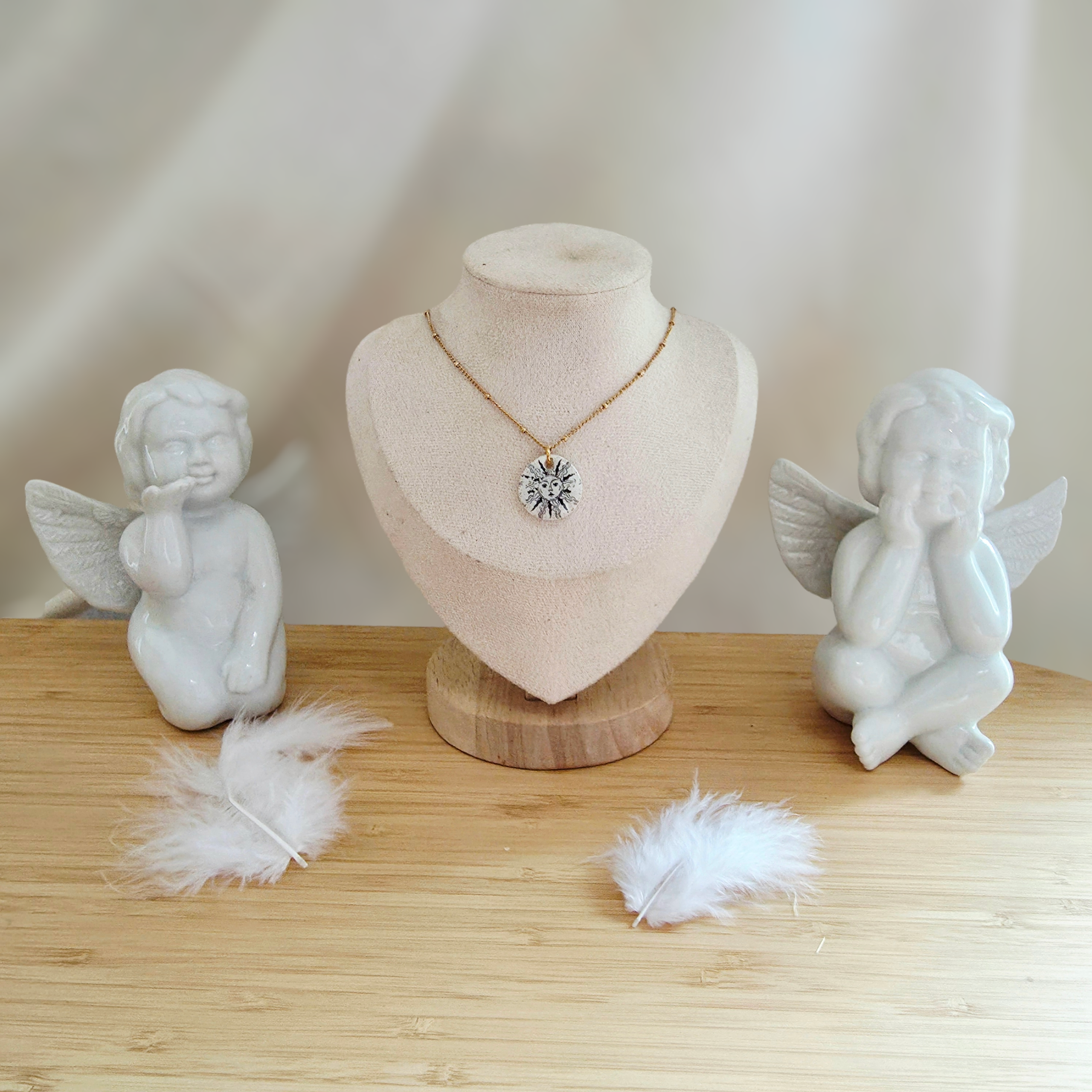 Collier Céleste – Médaillon Solaire & Chaîne Fine Dorée