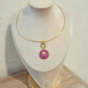 Collier Torque "Pink Lady" – Laiton, Acier Inoxydable & Rose Artisanal