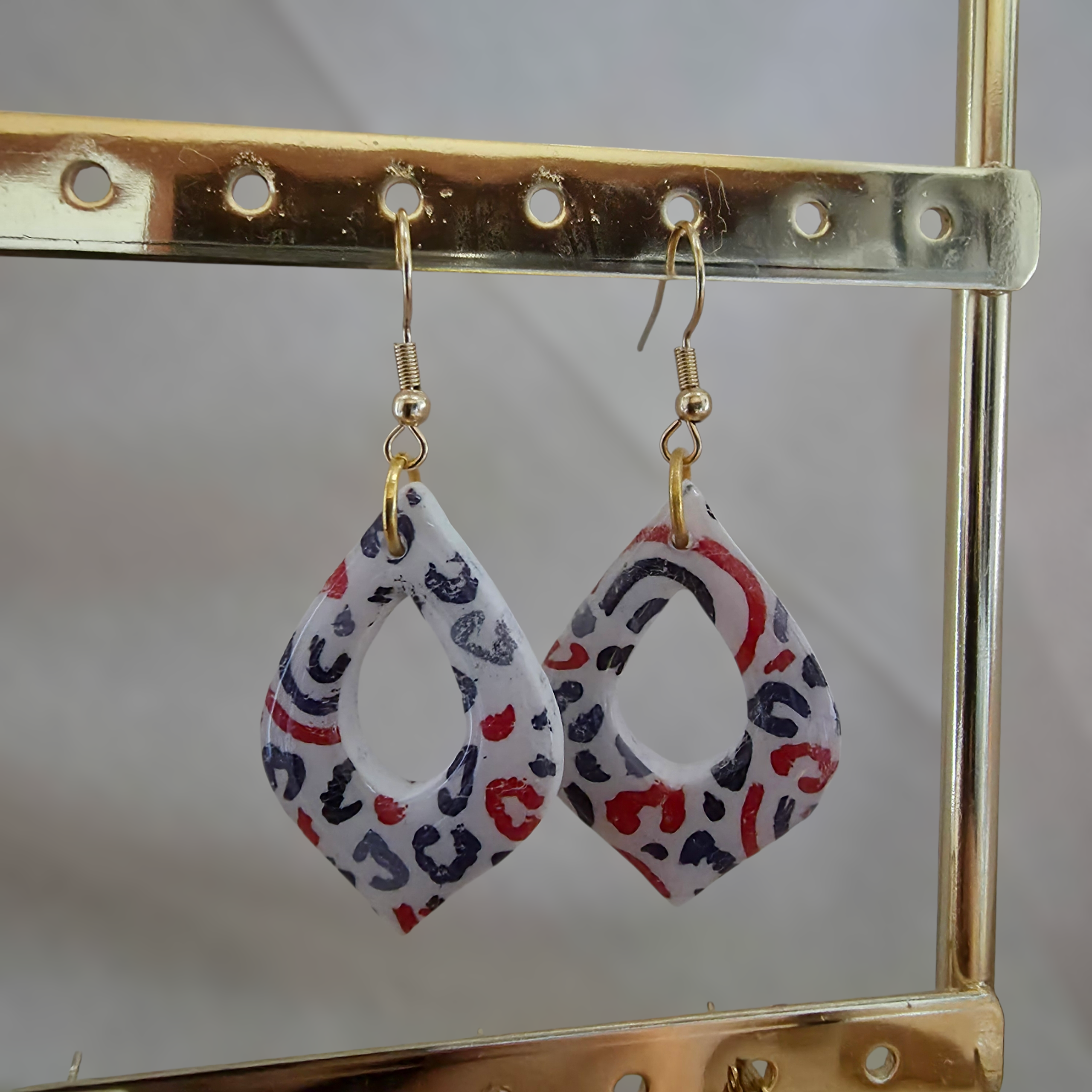 Boucles d'Oreilles "Frenchy" – L'Élégance Graphique