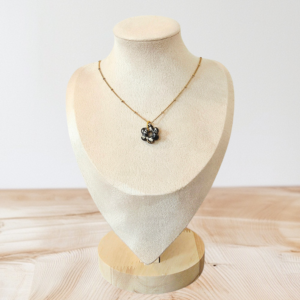 Collier fleur noire et dorée chaîne satellite