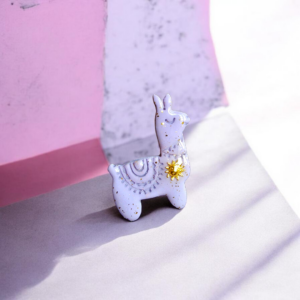 Pin's Lama "Soleil d'Or" – Violet Parme & Éclat Artisanal