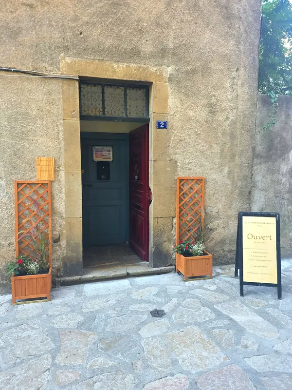 Entrée de la boutique Les Complices Créatrices au 2 rue du Quai à Florac
