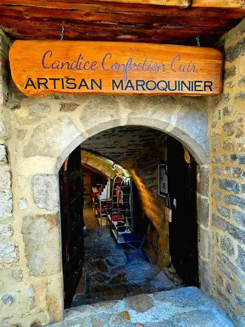 Entrée de la boutique Candice Confection Cuir à Sainte-Enimie