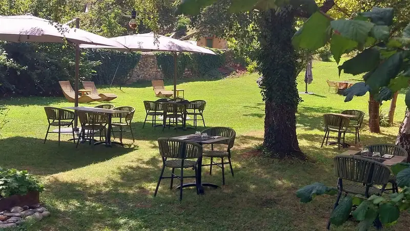 Jardin du Salon de thé Le 50 à Florac, lieu du marché nocturne du 9 août 2026